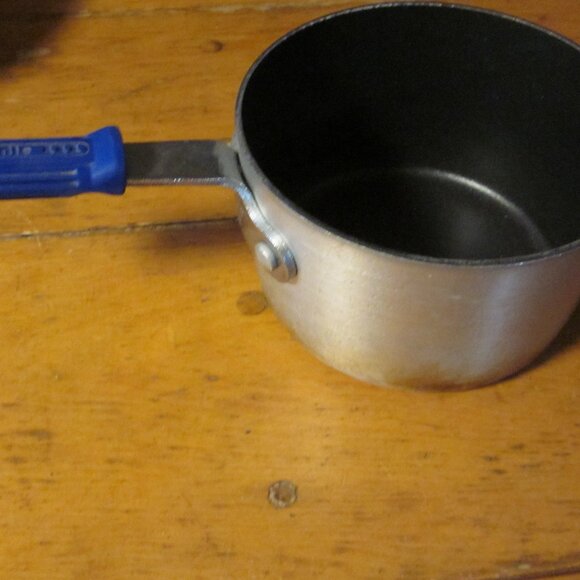 vtg Vollrath made by Wearever cast aluminum 1.5 qt pot rare coolhandles - Picture 1 of 4